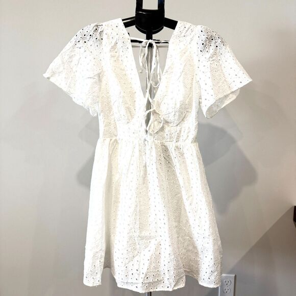 Le Lis White Embroider Deep V-Neck&Back W/Self-Tie Detail Dress Size Medium NWT - Picture 3 of 10